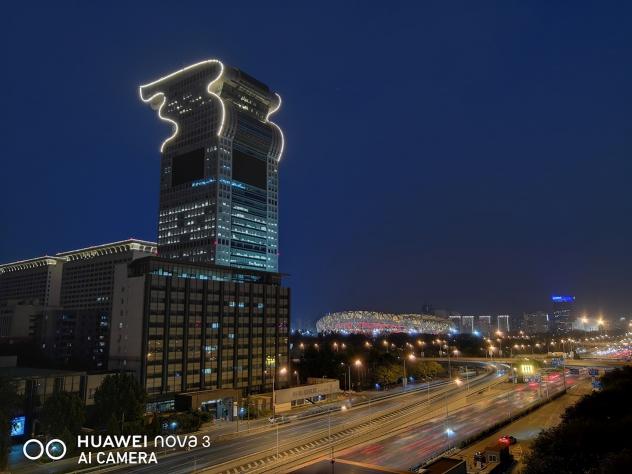 
  北京的夜，霓虹闪烁，华为nova3帮你纪录北京夜景