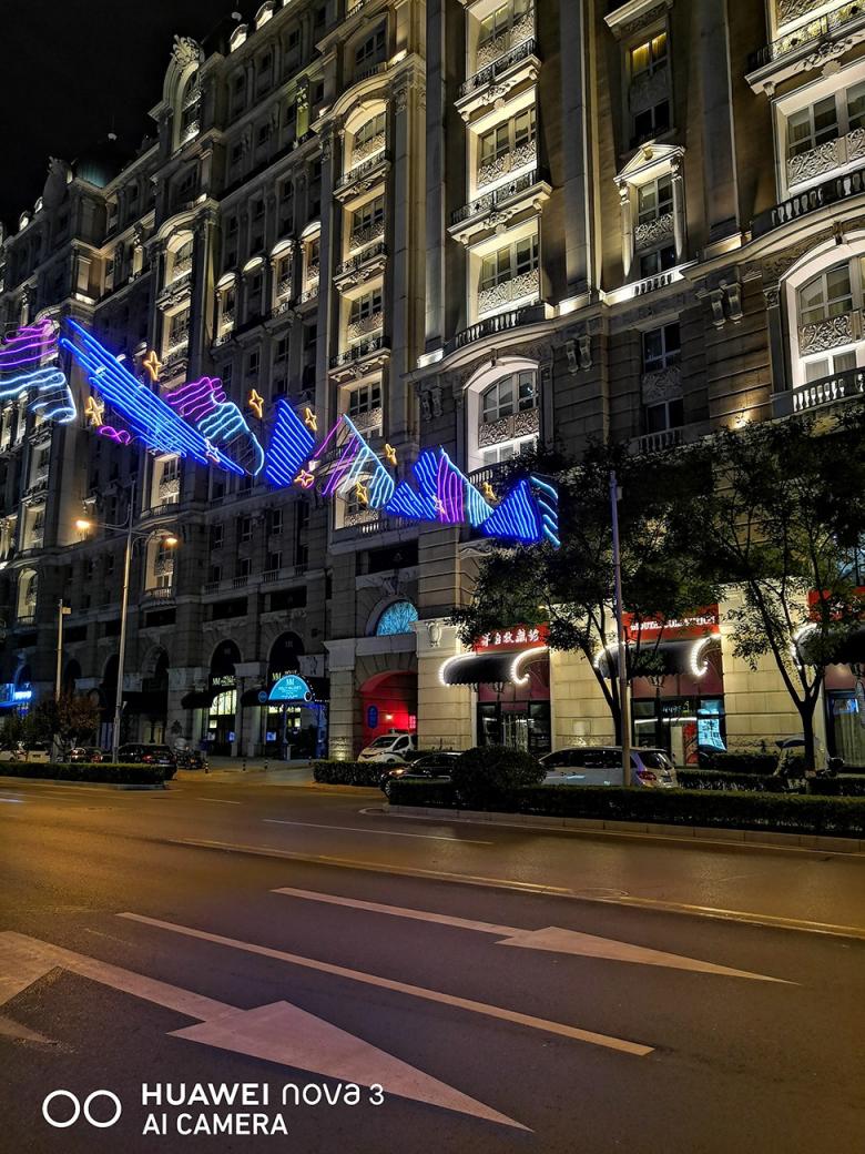 
  北京的夜，霓虹闪烁，华为nova3帮你纪录北京夜景