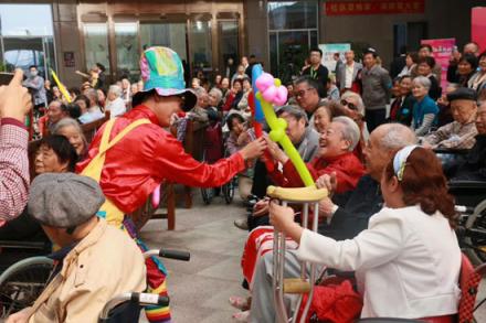 老年人抢着去 泰康“老年迪士尼”备受追捧