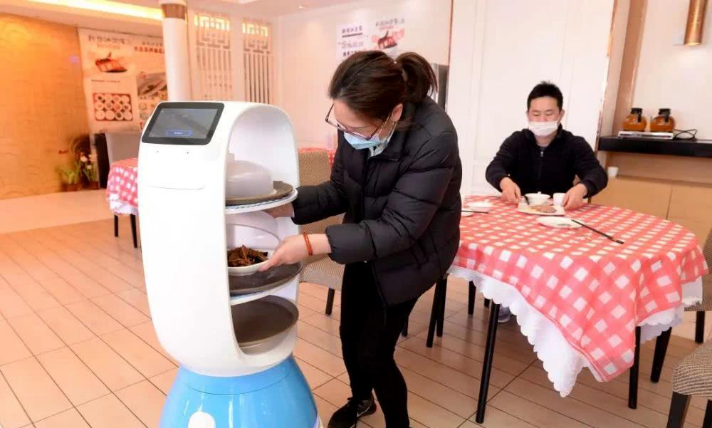 送餐机器人积极解决餐饮行业复工后面临的用工难题