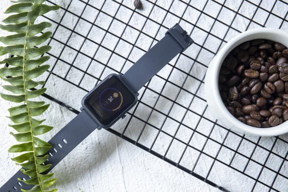 轻盈长续航才对味！华米Amazfit 米动手表青春版 1S简评