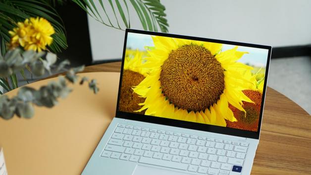 夏日清爽搭配，三星Galaxy Book Ion月光银是首选