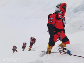 高人为峰，中国登山队冲顶成功，荣耀30系列50倍长焦见证珠峰新高度