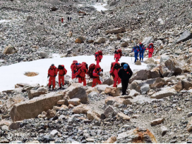 高人为峰，中国登山队冲顶成功，荣耀30系列50倍长焦见证珠峰新高度