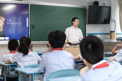 戴森通过上海市教委向六所中小学捐赠空气净化风扇，为学生返校保驾护航