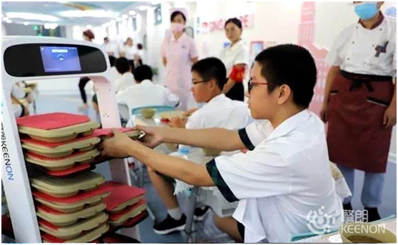 武汉经开外校食堂启用送餐机器人 倡导学生有序就餐