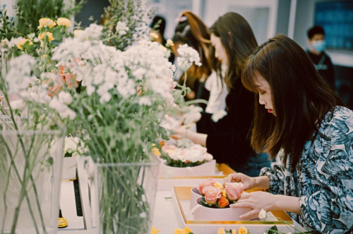 女神节荣耀礼盒，体验店变花海玩出新“花样”