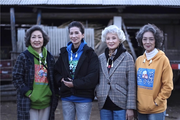 天才妈妈农民画登T台上联合国！腾讯网友一块做好事助力乡村振兴