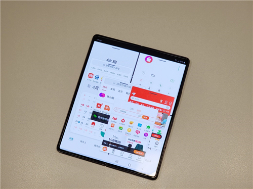 折叠屏多任务交互对比 三星Galaxy Z Fold2 5G胜在高效实用