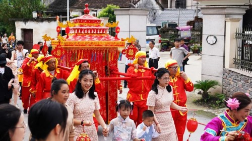 抖音非遗大师为女儿准备嫁妆，婚礼上的宝贝价值连城