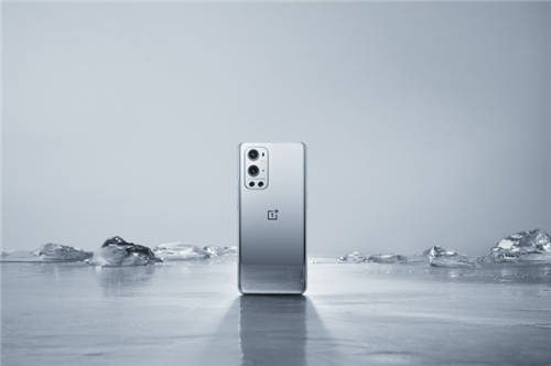 OnePlus 9 Pro 空山基闪银限定礼惊艳亮相 带来科幻潮流体验