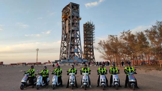 全网沸腾：神舟13号发射圆满成功，小刀电动车千里骑行现场见证