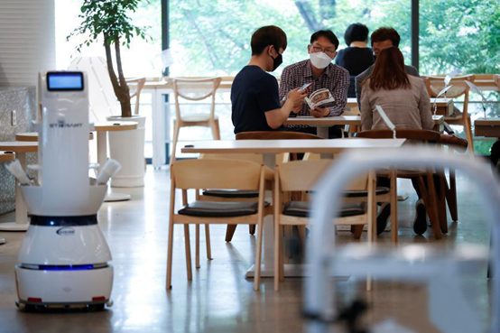 携带滚烫食物穿梭餐厅，送餐机器人解决韩餐厅头疼难题