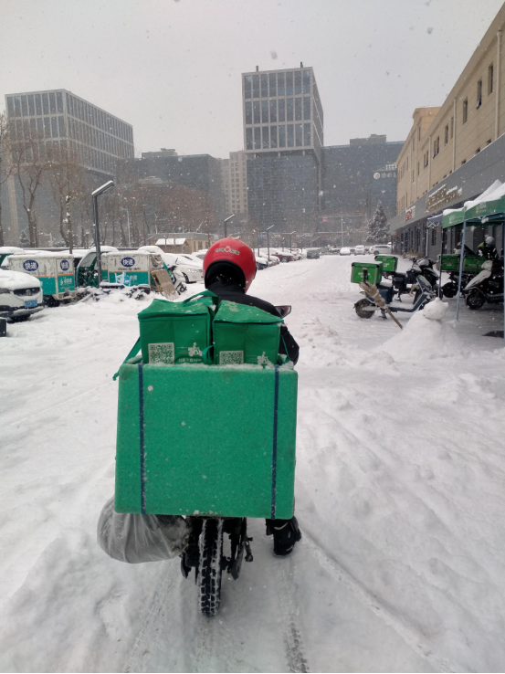 北京降雪  叮咚买菜为小哥准备保暖衣物、红糖姜茶等全套防寒物资