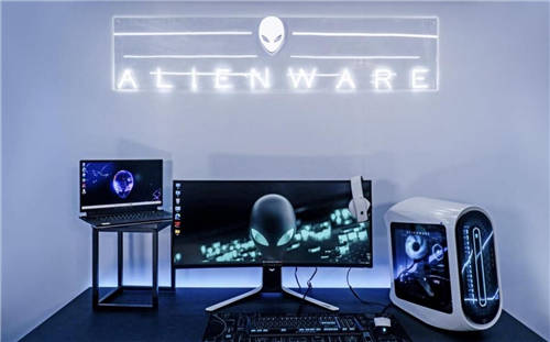 斗鱼直播间，管泽元与ALIENWARE一同“开战”