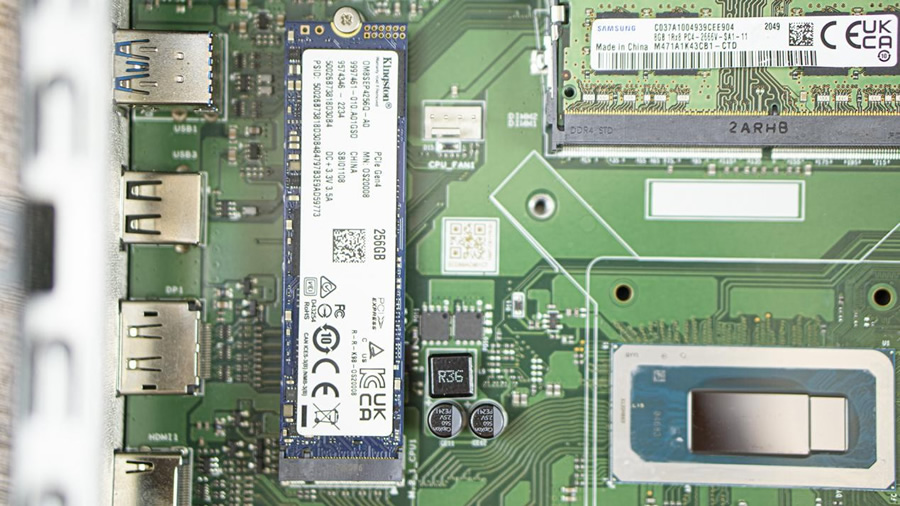 主板左侧是一块M.2接口的的PCIe4 256G SSD.jpg