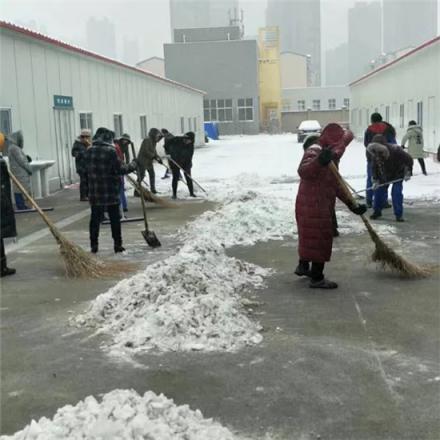 扫雪除冰保畅通 黄河科技学院315附属医院比雪更美的扫雪人！