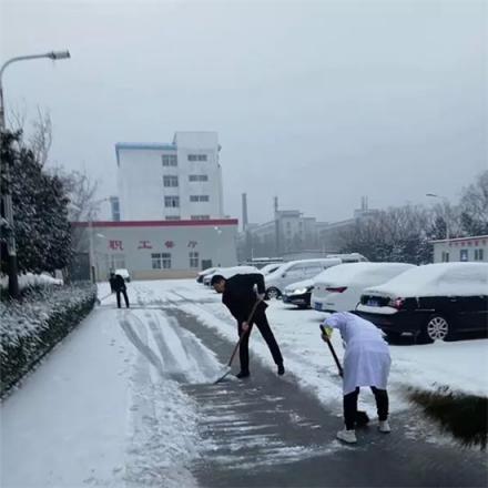 扫雪除冰保畅通 黄河科技学院315附属医院比雪更美的扫雪人！