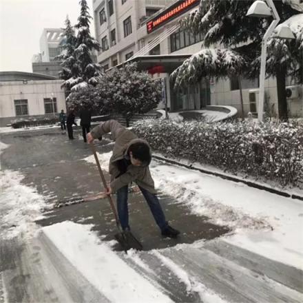 扫雪除冰保畅通 黄河科技学院315附属医院比雪更美的扫雪人！