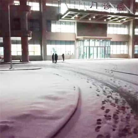 扫雪除冰保畅通 黄河科技学院315附属医院比雪更美的扫雪人！