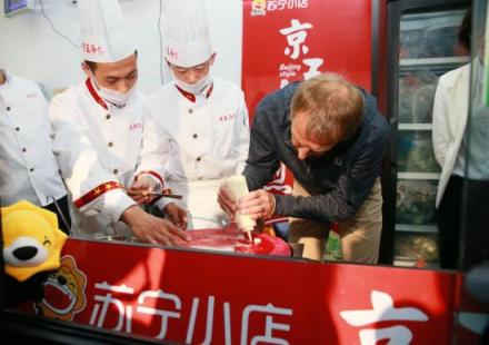 克林斯曼惊现北京朝阳区苏宁小店，现场摊起了“金色大煎饼”