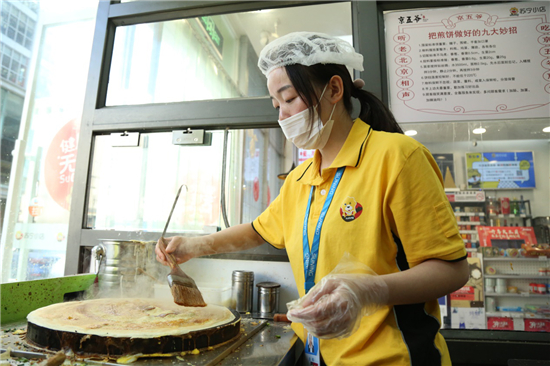 苏宁小店的“煎饼西施”：一分钟一张饼，顾客排队来围观