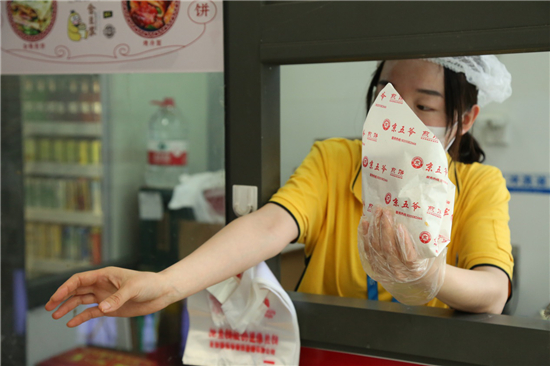 苏宁小店的“煎饼西施”：一分钟一张饼，顾客排队来围观