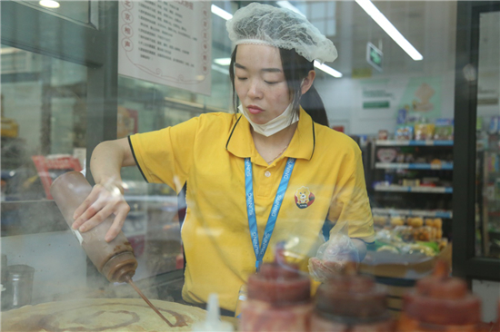 苏宁小店的“煎饼西施”：一分钟一张饼，顾客排队来围观