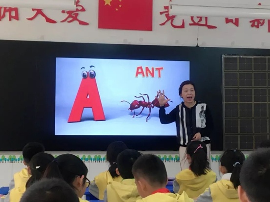 从机关干部到校长，她用十年把这所小学变未来学校