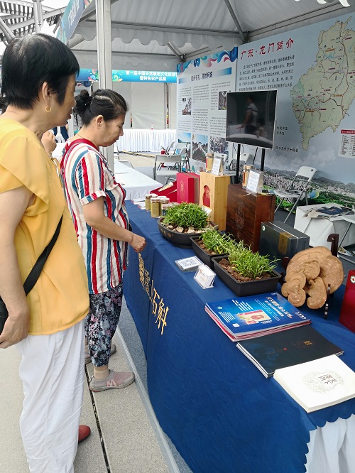 全国天然氧吧县霍山携地产药材天下泽雨霍山石斛亮相北京奥林匹克国家森林公园