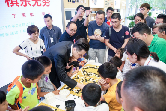 围棋世界冠军孔杰现身杭州 与围棋少年忆往事谈AI