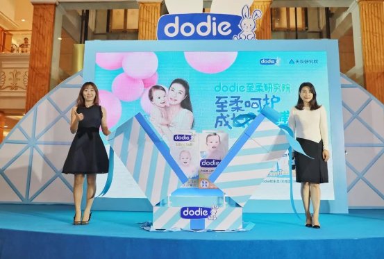 郭晶晶携Dodie快闪店解锁“至柔”秘密 Dodie纸尿裤家族全线升级