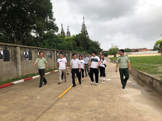 加强军民交流 上海浅橙致敬武警上海总队