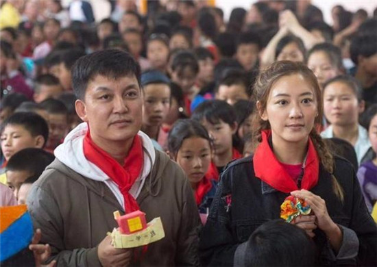 村长李锐携手悟空让贫困孩子走出山区，共贺澳门回归20周年