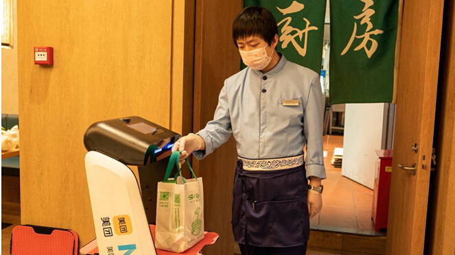 餐饮业上演绝地求生 疫情之下送餐机器人异军突起