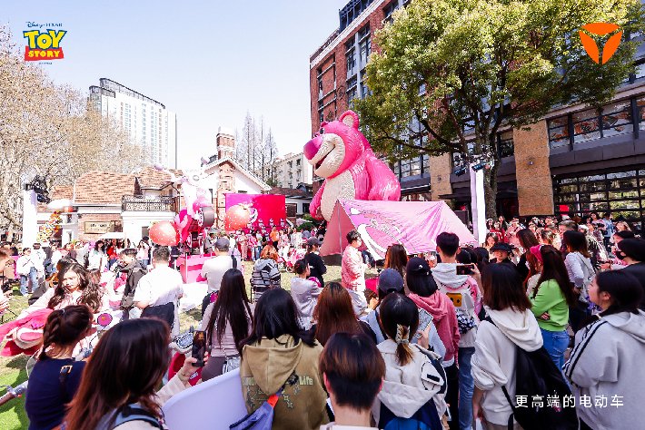 惊艳时装周，hold住草莓熊！雅迪将时尚出行气质带入一个新境界！